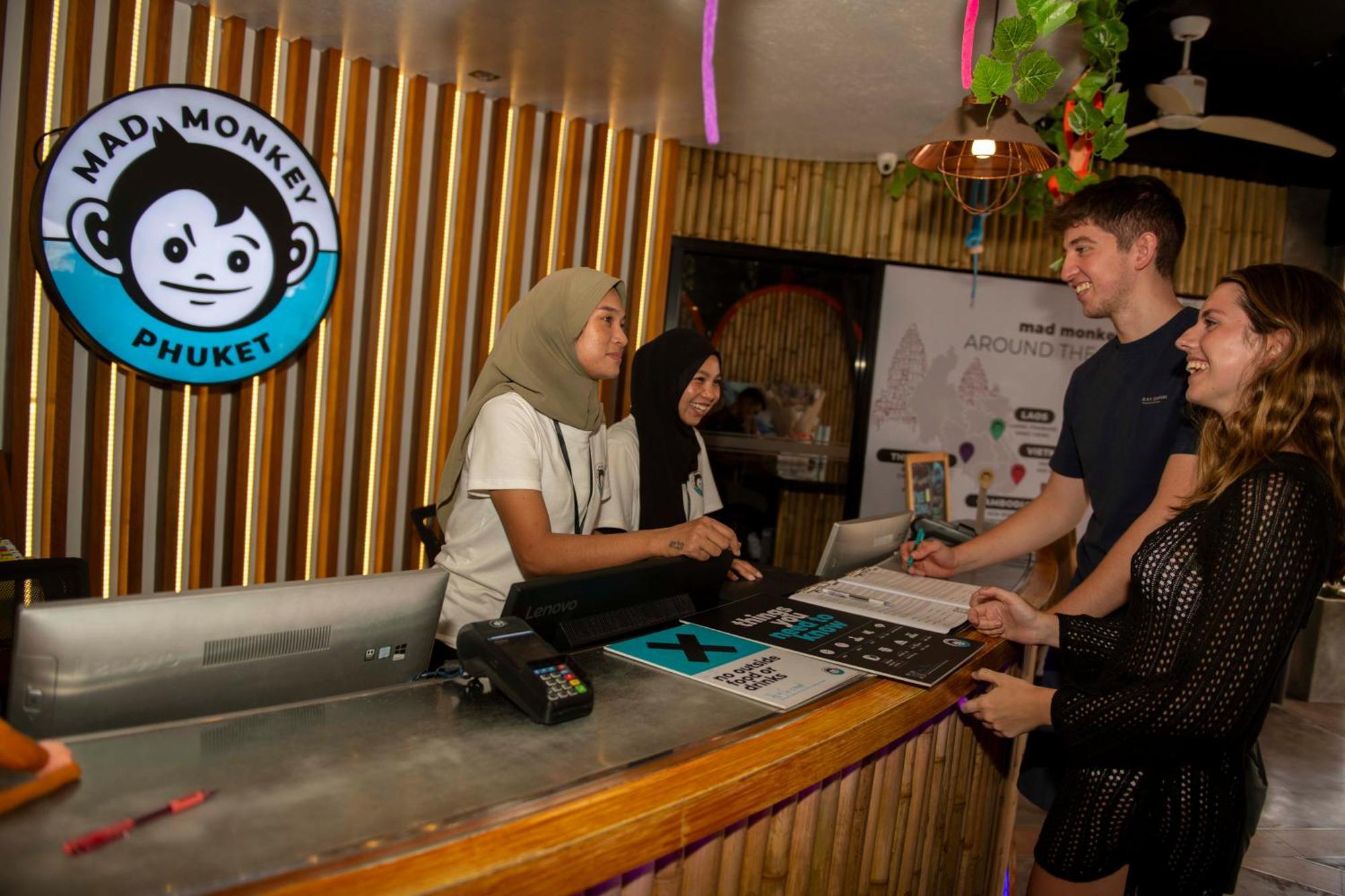 Patong Mad Monkey Phuket 호스텔 외부 사진